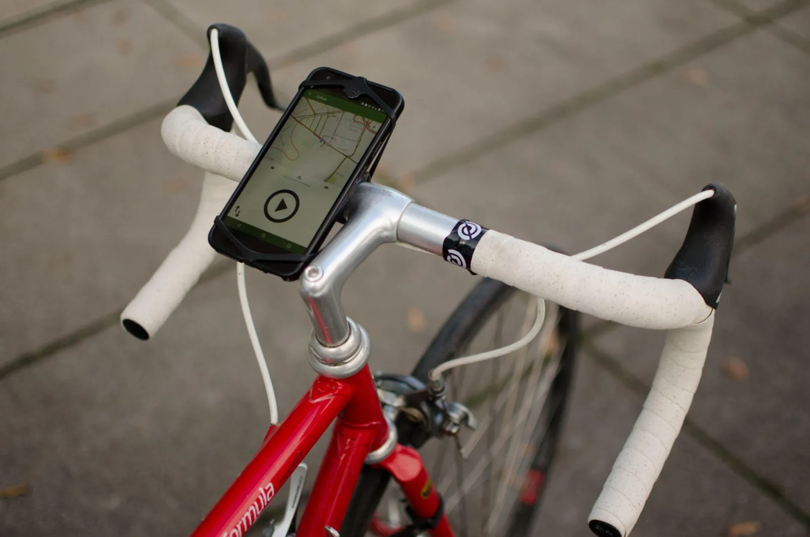 Rennrad mit Smartphone am Lenker, auf dem die Cyface-App läuft